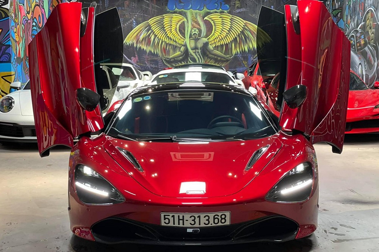 Chiếc siêu xe mui trần McLaren 720S Spider TiTi cò bán này có ngoại thất sơn màu đỏ Memphis và từng thuộc sở hữu 1 người chơi xe kín tiếng ở Đà Nẵng nhưng hiện sinh sống tại Sài thành. Sau đó, chủ nhân xe Lamborghini Aventador LP700-4 biển tứ quý 9 đã thu nạp siêu xe mui trần về garage của mình trước khi bán lại.