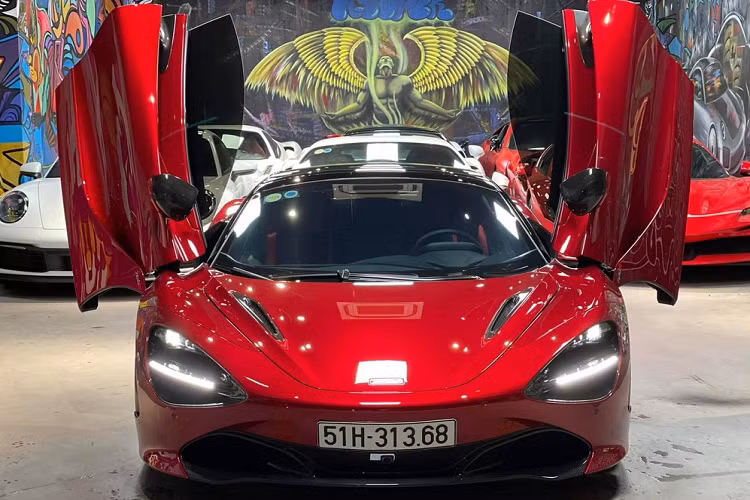 Chiếc siêu xe mui trần McLaren 720S Spider TiTi cò bán này có ngoại thất sơn màu đỏ Memphis và từng thuộc sở hữu 1 người chơi xe kín tiếng ở Đà Nẵng nhưng hiện sinh sống tại Sài thành. Sau đó, chủ nhân xe Lamborghini Aventador LP700-4 biển tứ quý 9 đã thu nạp siêu xe mui trần về garage của mình trước khi bán lại.