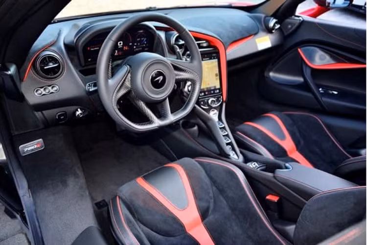 Ngoài bộ áo màu Memphis Red, chiếc xe McLaren 720S Spider mới được ca sĩ TiTi "cò" thành công còn có hàng loạt chi tiết ngoại thất bằng carbon. Bên trong khoang lái xe có ghế ngồi bọc da màu đen cùng với sọc đỏ nổi bật. Giá xe McLaren 720S Spider lúc mới về nước trên 23 tỷ đồng chưa bao gồm chi phí đăng ký biển số.