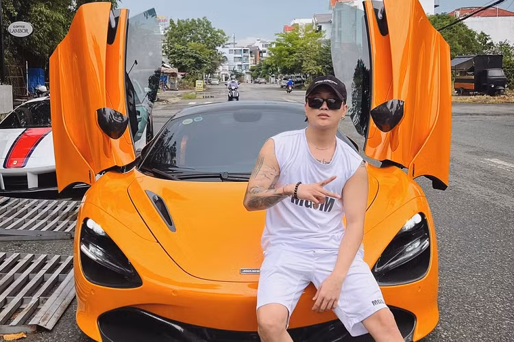 Thông tin từ TiTi cho biết, dự án hoàn toàn mới "cò" siêu xe của mình với một người chuyên bán siêu xe ở huyện Bình Chánh, theo đó, chiếc xe mui trần McLaren 720S Spider đã được cựu thành viên của nhóm nhạc HKT giới thiệu với một người quen biết và nhanh chóng chốt giao dịch trong chiều hôm qua.
