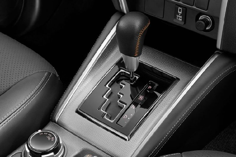 Đi kèm là hộp số tự động 6 cấp và hệ dẫn động Super Select 4WD-II với tính năng hỗ trợ đổ đèo.