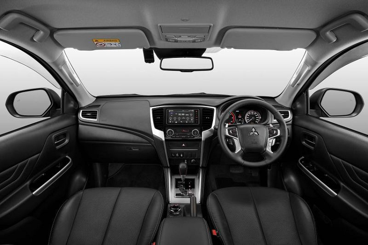 Tại Malaysia, Triton Athlete mới có 3 lựa chọn sơn ngoại thất là cam Sun Flare Orange Pearl, trắng White Diamond và đen Jet Black Mica.