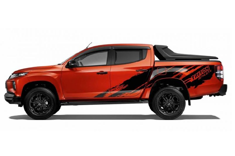 Đối với nội thất, Mitsubishi Triton Athlete 2021 đặc biệt được bọc da đen ở ghế ngồi, vô lăng, cần số...kết hợp với những đường chỉ khâu màu cam tương phản và các tấm hắt sáng LED.