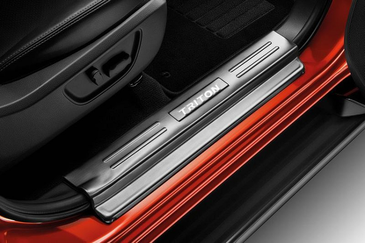 Về an toàn, Mitsubishi Triton Athlete 2021 được trang bị những công nghệ hàng đầu như hỗ trợ tránh va chạm, cảnh báo điểm mù, hỗ trợ chuyển làn, cảnh báo xe cắt ngang phía sau, hệ thống giảm thiểu gia tốc sai, chùm sáng tự động và 7 túi khí.