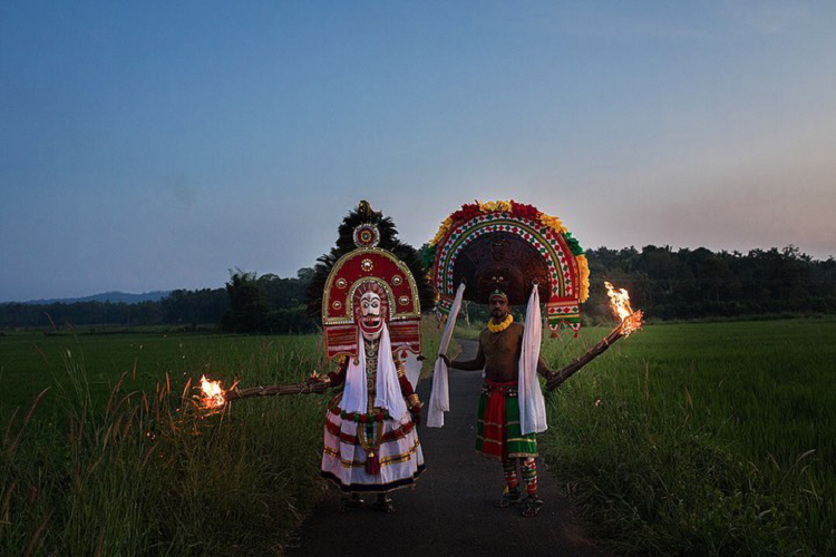 Với chiếc siêu xe Lamborghini Huracan EVO, những nhiếp ảnh gia ở Ấn Độ đã đưa chiếc siêu xe tới vùng quê giản dị, mộc mạc ở quốc gia này, từ đó tạo nên một bộ hình ấn tượng trong phong cách huyển ảo của văn hóa nơi đây. Tại Hàn Quốc, nhiếp ảnh gia Ojun Ahn và Shinseok Kang đã vẽ nên sự tương đồng giữa thiết kế nổi bật của Urus và Hanok, một ngôi nhà truyền thống của Hàn Quốc.