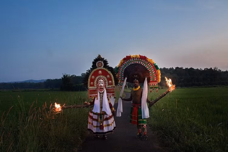 Với chiếc siêu xe Lamborghini Huracan EVO, những nhiếp ảnh gia ở Ấn Độ đã đưa chiếc siêu xe tới vùng quê giản dị, mộc mạc ở quốc gia này, từ đó tạo nên một bộ hình ấn tượng trong phong cách huyển ảo của văn hóa nơi đây. Tại Hàn Quốc, nhiếp ảnh gia Ojun Ahn và Shinseok Kang đã vẽ nên sự tương đồng giữa thiết kế nổi bật của Urus và Hanok, một ngôi nhà truyền thống của Hàn Quốc.