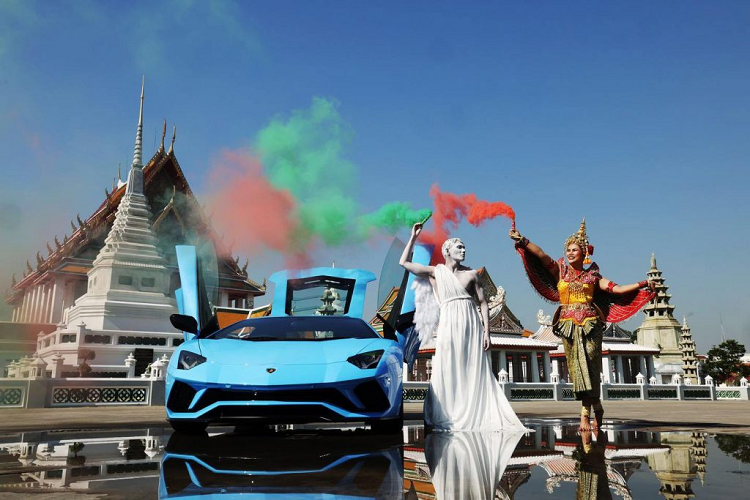 Trong loạt hình của dự án “With Italy, For Italy” năm 2020 của hãng siêu xe Lamborghini đã đem tới cho người xem 21 chiếc siêu xe khác nhau trong những khung hình kỳ vĩ, ngoạn mục của các vùng đất Ý. Ban đầu, dự án này được thực hiện bởi các nhiếp ảnh gia nổi tiếng, họ sẽ đi qua những vùng miền, danh lam thắng cảnh nổi tiếng của đất nước Ý xinh đẹp nhằm tạo ra những bức ảnh mang tính nghệ thuật cao. Đây không chỉ là một dự án nghệ thuật mà còn mang ý nghĩa về tinh thần rất lớn khi đem đến những hình ảnh tươi đẹp về nước Ý khi dịch bệnh vẫn chưa chấm dứt.