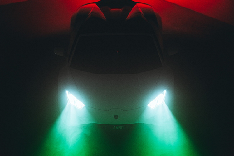 Cuộc hành trình khởi đầu tại Bangkok, Thái Lan với chiếc Lamborghini Aventador S màu xanh nhạt được sử dụng để kết hợp với bối cảnh chùa tháp đặc trưng của Thái Lan. Nhiếp ảnh gia Jirath Wongpraywit đã lựa chọn chiếc xe ghép cùng “thiên thần có cánh” trong văn hóa thần thoại Châu Âu, kết hợp với đó chính là một người phụ nữ Thái với trang phục truyền thống, từ đó tạo nên sự giao thoa văn hóa Á Đông với văn hóa phương Tây, đồng thời cũng là sự lồng ghép các yếu tố tân cổ điển trong một bức hình.