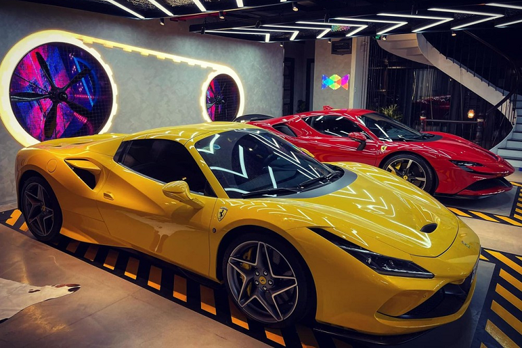 Người sở hữu chiếc siêu xe Ferrari SF90 Stradale thứ 2 về Việt Nam là một doanh nhân sinh sống tại quận Gò Vấp. Trước đó, người này cũng đã tậu chiếc siêu xe Ferrari F8 Spider đầu tiên Việt Nam. Như vậy, đây có thể là đại gia Đông Nam Á đầu tiên và hiếm hoi ở châu Á sở hữu cùng lúc 2 chiếc Ferrari đình đám nhất hiện nay.