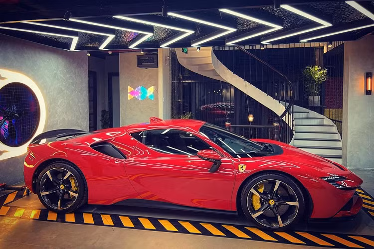 Thông tin về việc chiếc siêu xe hybrid Ferrari SF90 Stradale mới về Việt Nam đã thu hút không ít sự quan tâm của giới mê xe trong nước. Ngay sau khi có mặt tại một showroom xe có tiếng ở Sài thành, chiếc siêu xe Ferrari SF90 Stradale này đã được vận chuyển về cho chủ nhân đặt mua từ trước đó.