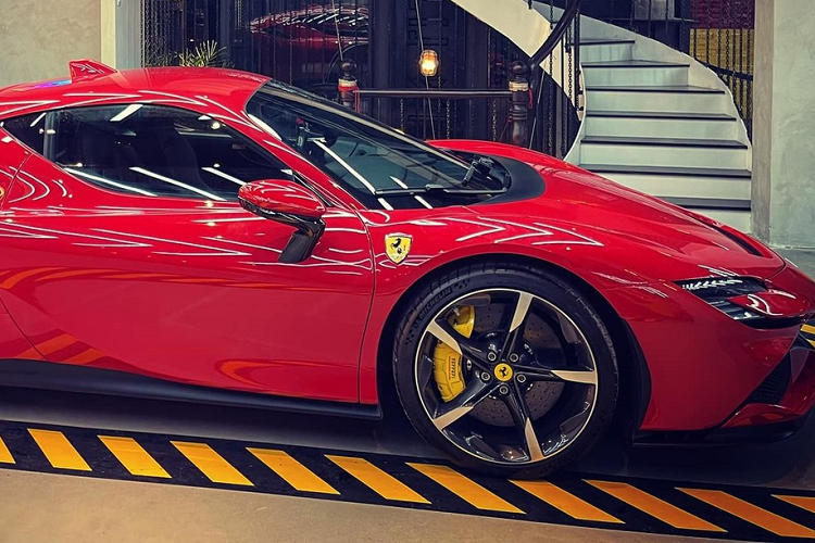 Cả hai chiếc Ferrari SF90 Stradale cập bến dải đất hình chữ S này đều sẽ định cư ở trong Nam. Đây là mẫu siêu xe cực hot trên thế giới và không ít đại các nước châu Á phải chờ nửa năm để có xe đầu tiên. Nhưng hiện tại, Việt Nam đã có đến hai chiếc Ferrari SF90 Stradale khiến không ít người nể độ chịu chơi của các nhà giàu tại dải đất hình chữ S này. Cả hai siêu xe Ferrari SF90 Stradale về Việt Nam đều có màu sơn đỏ nhưng trang bị đi kèm lại không giống nhau.