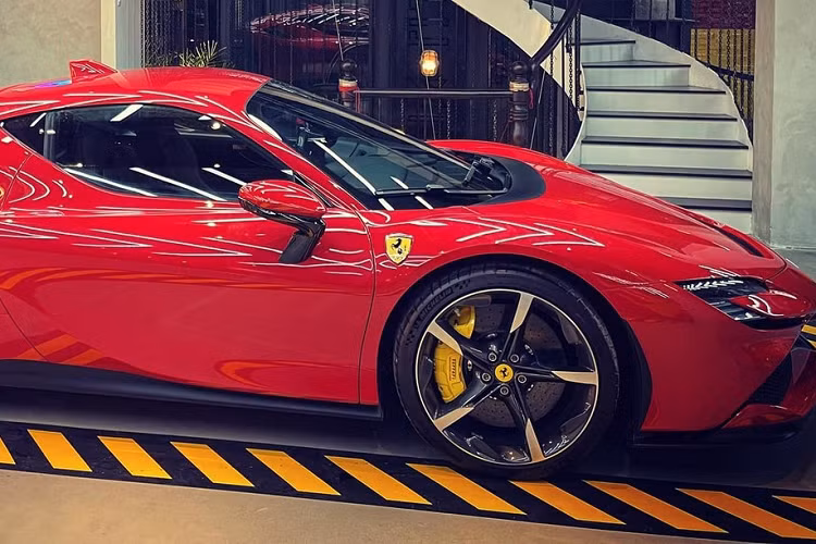Cả hai chiếc Ferrari SF90 Stradale cập bến dải đất hình chữ S này đều sẽ định cư ở trong Nam. Đây là mẫu siêu xe cực hot trên thế giới và không ít đại các nước châu Á phải chờ nửa năm để có xe đầu tiên. Nhưng hiện tại, Việt Nam đã có đến hai chiếc Ferrari SF90 Stradale khiến không ít người nể độ chịu chơi của các nhà giàu tại dải đất hình chữ S này. Cả hai siêu xe Ferrari SF90 Stradale về Việt Nam đều có màu sơn đỏ nhưng trang bị đi kèm lại không giống nhau.