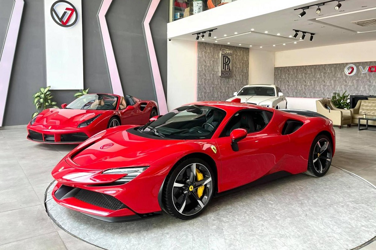 Ferrari SF90 Stradale đầu tiên về nước có bộ mâm đa chấu bằng carbon, còn chiếc Ferrari SF90 Stradale mới lộ ảnh đã về nước lại sở hữu mâm 5 chấu đơn sơn 2 tông màu tương phản. Hiện chưa rõ giá xe Ferrari SF90 Stradale về đến Việt Nam là bao nhiêu, chỉ biết rằng, các đại gia ở Thái Lan sẽ phải chi ra số tiền ít nhất 40.900.000 Baht, tương đương 29,8 tỷ đồng để sở hữu siêu xe Ferrari SF90 Stradale theo diện chính hãng.