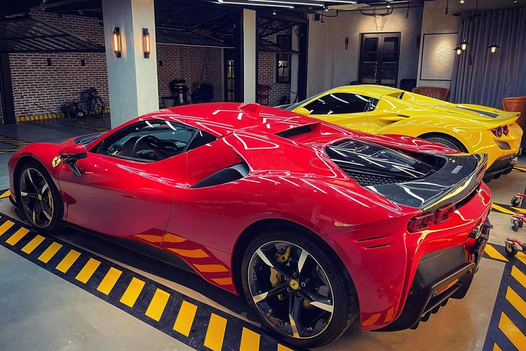 Vô lăng của Ferrari SF90 Stradale tích hợp nút eManettino để người lái chọn 4 chế độ vận hành mới, bao gồm eDrive cho phép xe chạy yên lặng trong nội thành, Hybrid mặc định sẽ tối ưu hóa khả năng tiết kiệm xăng của động cơ. Chế độ Performance sẽ giúp Ferrari SF90 Stradale ưu tiên sử dụng động cơ V8 và cuối cùng là Qualify cho phép xe chạy hết tốc độ, ưu tiên hiệu suất vận hành hơn là việc sạc pin. Ở chế độ Qualify còn giúp mô-tơ điện của Ferrari SF90 Stradale sản sinh công suất tối đa.