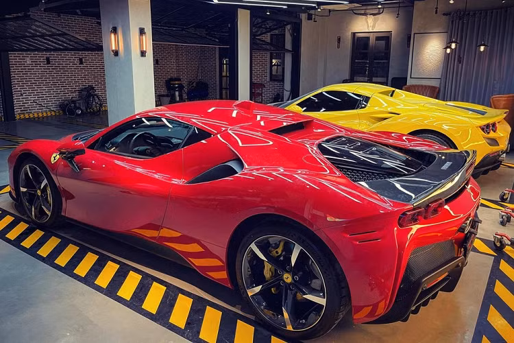 Vô lăng của Ferrari SF90 Stradale tích hợp nút eManettino để người lái chọn 4 chế độ vận hành mới, bao gồm eDrive cho phép xe chạy yên lặng trong nội thành, Hybrid mặc định sẽ tối ưu hóa khả năng tiết kiệm xăng của động cơ. Chế độ Performance sẽ giúp Ferrari SF90 Stradale ưu tiên sử dụng động cơ V8 và cuối cùng là Qualify cho phép xe chạy hết tốc độ, ưu tiên hiệu suất vận hành hơn là việc sạc pin. Ở chế độ Qualify còn giúp mô-tơ điện của Ferrari SF90 Stradale sản sinh công suất tối đa.