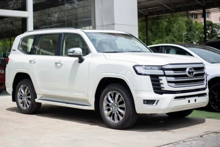 So với xe nhập chính hãng, phiên bản này sở hữu ngoại thất hấp dẫn hơn, đồng thời là phiên bản kỷ niệm 70 năm đáng để sưu tầm, đi cùng với động cơ V6 4.0L hút khí tự nhiên bền bỉ. Tuy nhiên, xét về mặt vận hành thì chắc chắn phiên bản này sẽ không mang đến trải nghiệm thú vị như phiên bản máy V6 3.5L twin turbo.