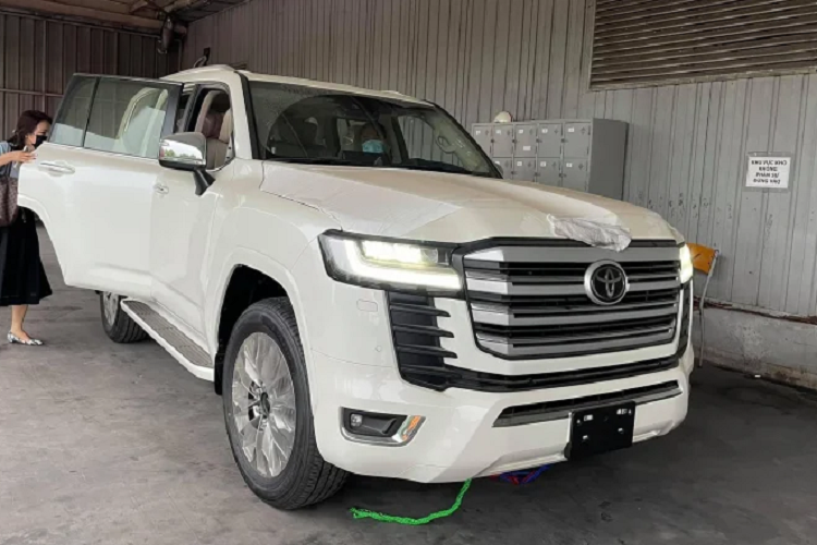 Ngoại thất của Land Cruiser phiên bản VX 70th Anniversary thiết kế sang trọng và mang những điểm khác biệt so với Land Cruiser phiên bản VX nhập chính hãng. Sự khác biệt đó bao gồm “dàn chân” lắp bộ mâm 20 inch (bản VX ở Việt Nam dùng mâm 18 inch). Các chi tiết như hốc đèn sương mù, chụp gương chiếu hậu, viền cản sau được mạ crôm. Vị trí cột D có thêm logo “70th Anniversary” tương tự như phiên bản VXR 70th Anniversary.