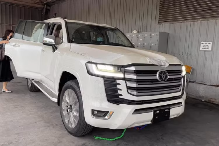 Ngoại thất của Land Cruiser phiên bản VX 70th Anniversary thiết kế sang trọng và mang những điểm khác biệt so với Land Cruiser phiên bản VX nhập chính hãng. Sự khác biệt đó bao gồm “dàn chân” lắp bộ mâm 20 inch (bản VX ở Việt Nam dùng mâm 18 inch). Các chi tiết như hốc đèn sương mù, chụp gương chiếu hậu, viền cản sau được mạ crôm. Vị trí cột D có thêm logo “70th Anniversary” tương tự như phiên bản VXR 70th Anniversary.