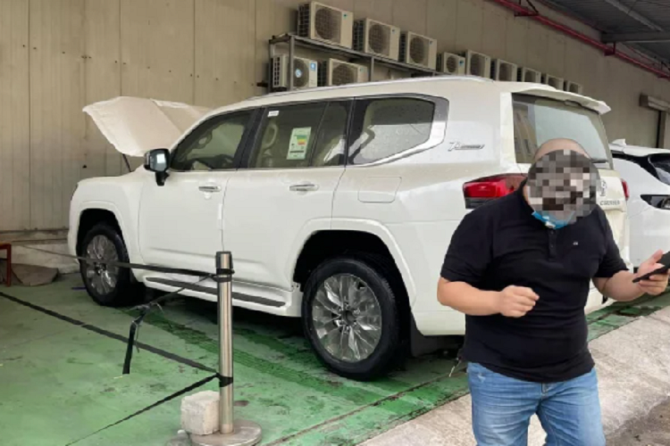 Nội thất xe được trang bị màn hình cảm ứng trung tâm kích thước 12,3 inch và màn hình hỗ trợ lái lái 7 inch, giải trí với 14 loa của JBL. Xe sử dụng điều hoà tự động 4 vùng độc lập. Hàng ghế trước chỉnh điện, thông gió/sưởi, ghế lái chỉnh điện 10 hướng, nhớ 3 vị trí ghế, ghế phụ chỉnh điện 8 hướng. Cửa sổ trời cho hàng ghế phía trước, cặp màn hình giải trí 11 inch cho hàng ghế phía sau.