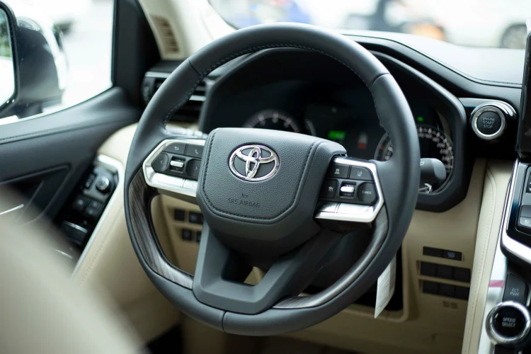 Hệ thống phanh hỗ trợ đỗ xe nhận biết chướng ngại vật phía trước và sau xe trong bãi đỗ, kiểm soát hành trình thích ứng và hơn nữa.