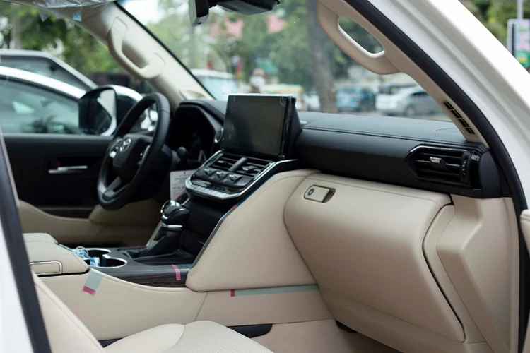 Về trang bị an toàn và hỗ trợ lái, phiên bản này cũng được trang bị gói an toàn chủ động Toyota Safety Sense mới bao gồm: Hệ thống cảnh báo trước va chạm, giúp phòng tránh va chạm hoặc giảm thiệt hại bằng cách phát hiện người đi bộ (ban ngày và ban đêm) và người đi xe đạp (ban ngày), Hệ thống đánh lái khẩn cấp, tránh va chạm.