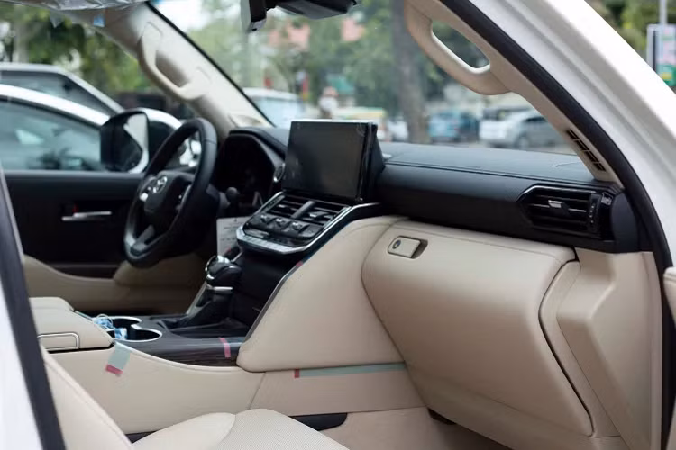 Về trang bị an toàn và hỗ trợ lái, phiên bản này cũng được trang bị gói an toàn chủ động Toyota Safety Sense mới bao gồm: Hệ thống cảnh báo trước va chạm, giúp phòng tránh va chạm hoặc giảm thiệt hại bằng cách phát hiện người đi bộ (ban ngày và ban đêm) và người đi xe đạp (ban ngày), Hệ thống đánh lái khẩn cấp, tránh va chạm.