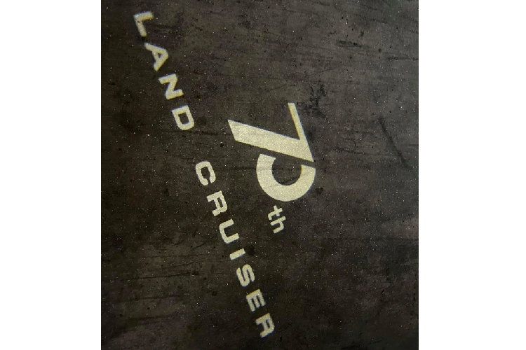 Ngoài ra, Land Cruiser 2022 VX và VXR đều được trang bị hệ thống lựa chọn đa địa hình (Multi Terrain Select) – Tự động đánh giá bề mặt đường và chọn chế độ lái tốt nhất. Bên cạnh Màn hình hiển thị đa địa hình (Multi-Terrain Monitor) – Hiển thị ngay lập tức các chướng ngại vật cho người lái xe thông qua camera dưới gầm xe.