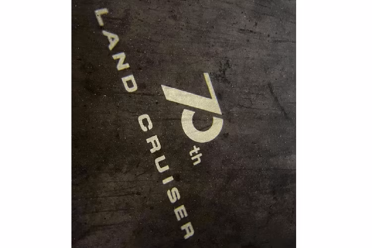 Ngoài ra, Land Cruiser 2022 VX và VXR đều được trang bị hệ thống lựa chọn đa địa hình (Multi Terrain Select) – Tự động đánh giá bề mặt đường và chọn chế độ lái tốt nhất. Bên cạnh Màn hình hiển thị đa địa hình (Multi-Terrain Monitor) – Hiển thị ngay lập tức các chướng ngại vật cho người lái xe thông qua camera dưới gầm xe.