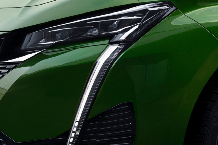 Peugeot trang bị cho 308 bản GT và GT Premium hệ thống đèn chiếu sáng ma trận, các phiên bản còn lại chỉ có đèn LED thông thường. Tương tự ngôn ngữ thiết kế của các mẫu xe sau này, 308 đời 2021 có dãy đèn định vị đặt dọc theo hình răng nanh.