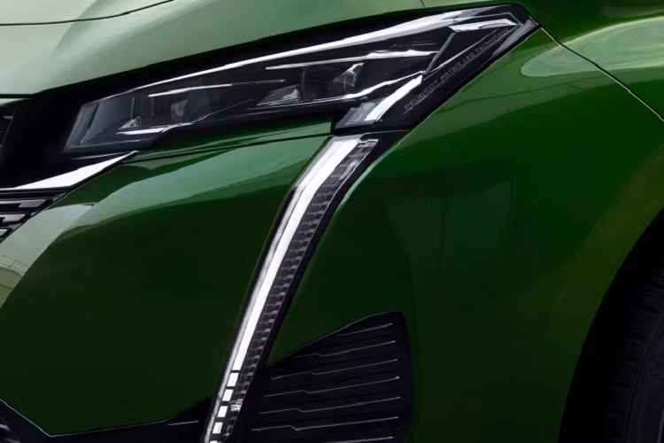 Peugeot trang bị cho 308 bản GT và GT Premium hệ thống đèn chiếu sáng ma trận, các phiên bản còn lại chỉ có đèn LED thông thường. Tương tự ngôn ngữ thiết kế của các mẫu xe sau này, 308 đời 2021 có dãy đèn định vị đặt dọc theo hình răng nanh.