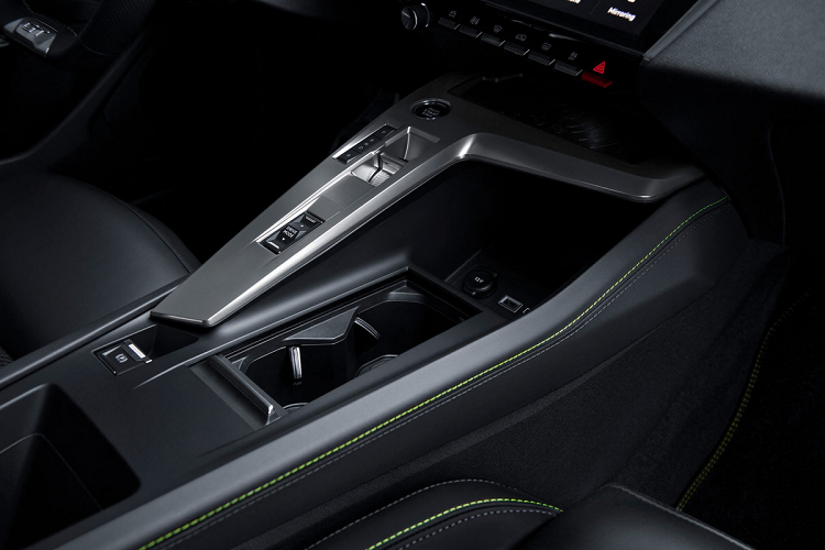 Peugeot 308 đời 2021 sẽ được bán ra với 2 tùy chọn động cơ plug-in hybrid. Đầu tiên là bản Hybrid 180 e-EAT8 dùng động cơ mạnh 150 mã lực và motor điện 81 kW, motor điện này có phạm vi hoạt động khoảng 60 km. Tùy chọn thứ 2 là Hybrid 225 e-EAT8 dùng động cơ mạnh 180 mã lực và motor điện 81 kW. Cả 2 động cơ plug-in hybrid dùng chung bộ pin lithium-ion 12,4 kWh.