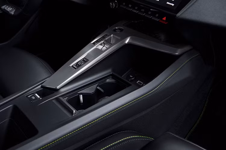 Peugeot 308 đời 2021 sẽ được bán ra với 2 tùy chọn động cơ plug-in hybrid. Đầu tiên là bản Hybrid 180 e-EAT8 dùng động cơ mạnh 150 mã lực và motor điện 81 kW, motor điện này có phạm vi hoạt động khoảng 60 km. Tùy chọn thứ 2 là Hybrid 225 e-EAT8 dùng động cơ mạnh 180 mã lực và motor điện 81 kW. Cả 2 động cơ plug-in hybrid dùng chung bộ pin lithium-ion 12,4 kWh.