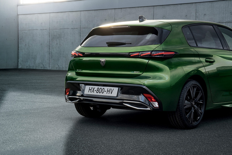 Vị trí gắn biển số được dời xuống phần cản giúp thiết kế đuôi xe của 308 mới trông cân đối hơn. Họa tiết nanh vuốt của đèn hậu được thiết kế gọn gàng hơn.