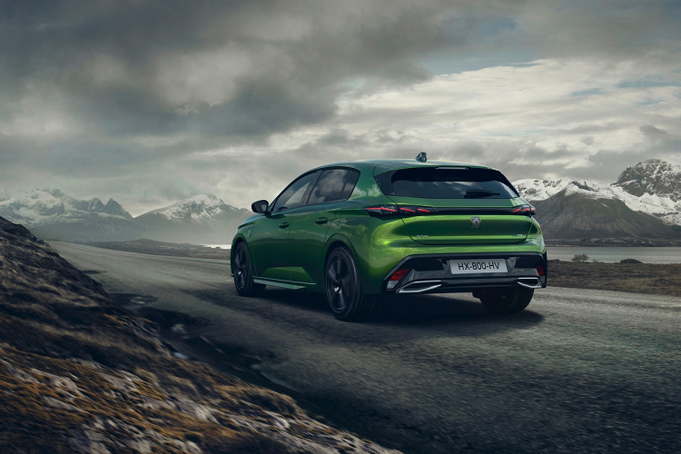 Bên cạnh đó, hãng xe Pháp cũng trang bị cho xe 2 biến thể động cơ truyền thống. Đó là động cơ xăng PureTech 130 1.2L và diesel BlueHDi 130 1.5L.