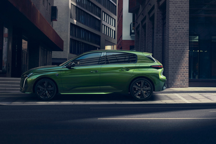 về ngoại hình, kích thước tổng thể của Peugeot 308 2021 mới là 4.253 x 1.804 x 1.457 mm (dài x rộng x cao), chiều dài cơ sở 2.320 mm. So với đời cũ, 308 mới thấp hơn 20 mm nhưng có chiều dài cơ sở tăng 55 mm