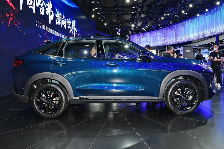 Ở phương diện động cơ, mẫu xe đẹp dáng này sẽ có hai tùy chọn động cơ khác biệt. Một là phiên bản động cơ chạy xăng truyền thống, và hai là phiên bản sử dụng công nghệ hybrid. Thú vị hơn cả là hai động cơ sẽ có thiết kế bên ngoài khác biệt. Phiên bản chạy xăng sẽ có động cơ dung tích 2.0 lít, sản sinh công suất 218 mã lực và 340 Nm mô-men xoắn cực đại.