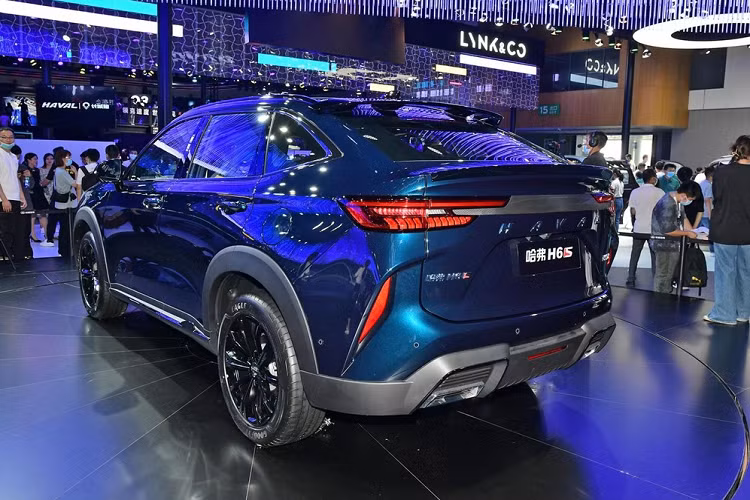 Đối với nội thất, Haval H6S tiếp tục sử dụng ý tưởng thiết kế của H6, nhưng sẽ đến trải nghiệm thị giác khác biệt bằng cách phối hợp màu sắc và chi tiết trang trí khác nhau. Nội thất của mẫu SUV coupe mới sẽ chủ yếu có màu đen, đồng thời trang bị ghế thể thao bọc chất liệu Alcantara và những đường kẻ trang trí màu vàng tương phản.