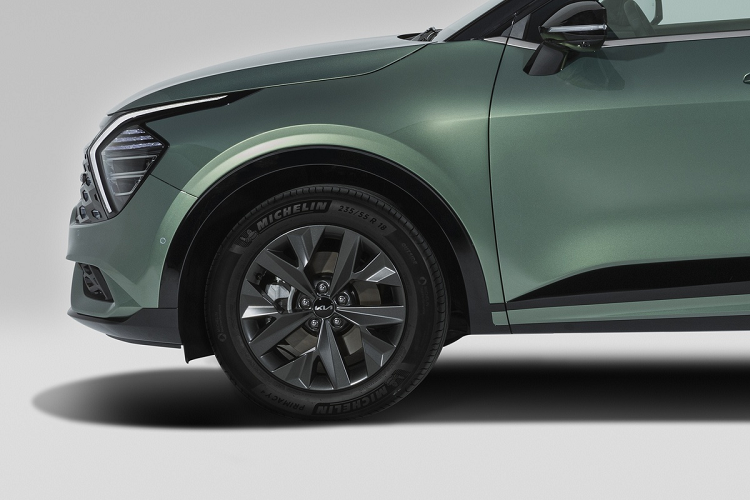 Về mâm xe, khách hàng có thể lựa chọn giữa 6 thiết kế, màu sắc, bề mặt... khác nhau, với kích thước dao động từ 17 đến 19 inch. Tổng quan nội thất Sportage bản châu Âu không có nhiều sự khác biệt với bản quốc tế. 