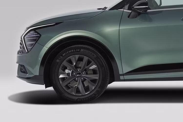 Về mâm xe, khách hàng có thể lựa chọn giữa 6 thiết kế, màu sắc, bề mặt... khác nhau, với kích thước dao động từ 17 đến 19 inch. Tổng quan nội thất Sportage bản châu Âu không có nhiều sự khác biệt với bản quốc tế. 