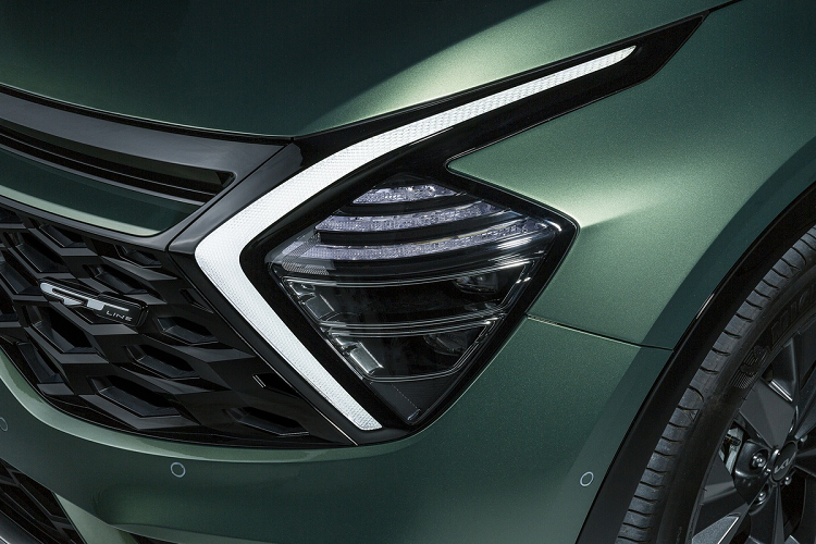 Tích hợp cùng lưới tản nhiệt Tiger Nose là hệ thống đèn pha với công nghệ Matrix LED mới của hãng. Kia tinh chỉnh nhẹ một số chi tiết ở cản trước và sau. Mui xe và ốp gương ngoại thất... được sơn tối màu, giúp chiếc xe trông thể thao hơn.