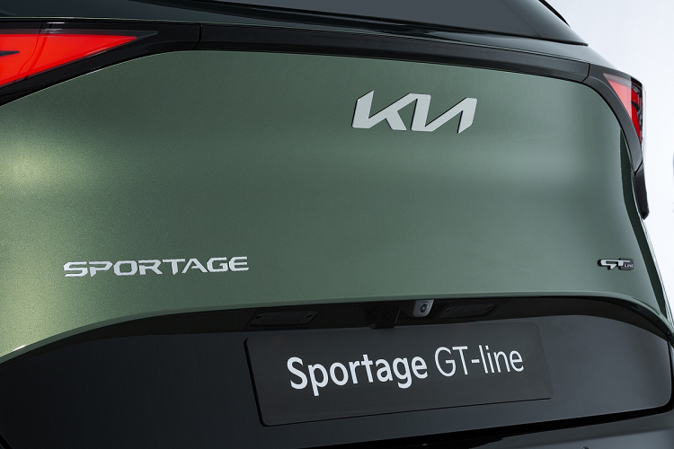 Kia Sportage sở hữu nhiều công nghệ an toàn như cảnh báo va chạm phía trước, Adaptive Cruise Control với khả năng điều chỉnh vận tốc tối đa theo định vị của xe... Tại Anh, xe sẽ được mở bán vào đầu năm 2022. Mức giá xe Kia Sportage 2022 cụ thể cho từng phiên bản vẫn chưa được tiết lộ.