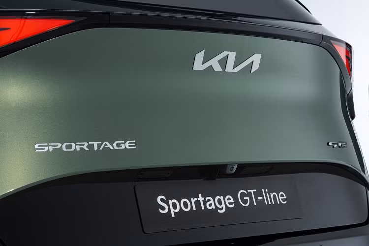 Kia Sportage sở hữu nhiều công nghệ an toàn như cảnh báo va chạm phía trước, Adaptive Cruise Control với khả năng điều chỉnh vận tốc tối đa theo định vị của xe... Tại Anh, xe sẽ được mở bán vào đầu năm 2022. Mức giá xe Kia Sportage 2022 cụ thể cho từng phiên bản vẫn chưa được tiết lộ.