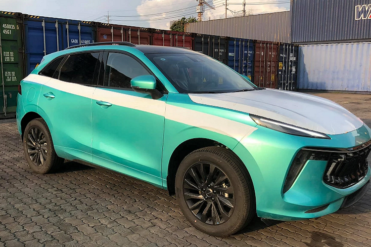 Dù cập bến Việt Nam trễ hơn dự kiến 1 tháng do tình hình dịch căng thẳng, Dongfeng T5 EVO của Trung Quốc vẫn là một cái tên rất có sức hút đối với một bộ phận người dùng xe tại Việt Nam. Bằng chứng là sau khi loạt ảnh T5 EVO cập cảng Việt Nam được chia sẻ trên mạng xã hội, đã có rất nhiều ý kiến bình luận về mẫu xe này.