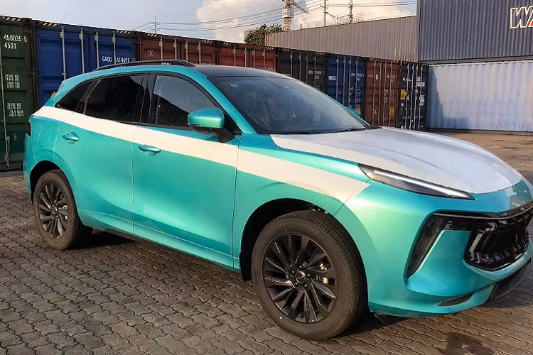 Dù cập bến Việt Nam trễ hơn dự kiến 1 tháng do tình hình dịch căng thẳng, Dongfeng T5 EVO của Trung Quốc vẫn là một cái tên rất có sức hút đối với một bộ phận người dùng xe tại Việt Nam. Bằng chứng là sau khi loạt ảnh T5 EVO cập cảng Việt Nam được chia sẻ trên mạng xã hội, đã có rất nhiều ý kiến bình luận về mẫu xe này.