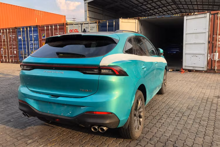 Theo thông tin từ quản trị viên nhóm Hội T5 EVO Việt Nam, lô xe Dongfeng T5 EVO 2021 mới đầu tiên này sẽ có thể lăn bánh từ tháng 9. Xe nhập về có tổng cộng 2 phiên bản. Giá bán cụ thể cho từng phiên bản chưa được công bố chính thức nhưng dự kiến bản Base có giá từ 699 triệu và bản Cao cấp giá từ 800 triệu.