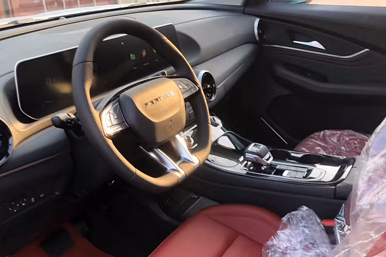 Mặc dù trước đó, Dongfeng T5 EVO được những người yêu dòng xe Trung Quốc tại Việt Nam đánh giá cao nhờ danh sách “đồ chơi” đầy ắp trên xe. Tuy nhiên lô T5 EVO về Việt Nam đã bị cắt bớt một vài tính năng như Tự động lùi chuồng và Cảm biến trước.