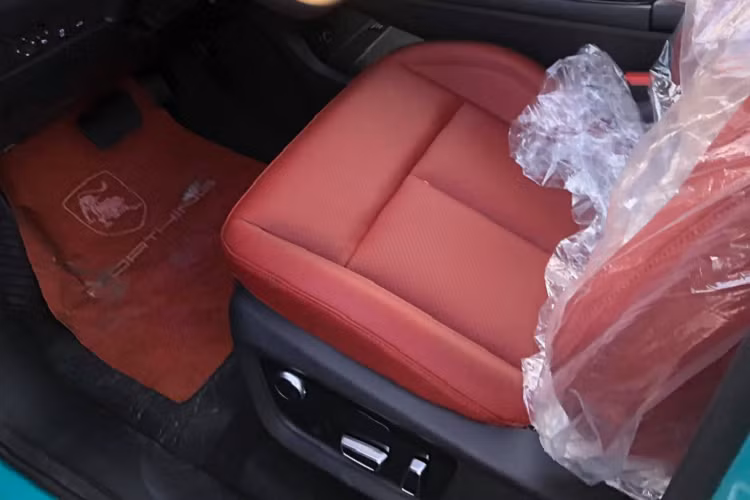 Dù tính năng Tự động lùi chuồng không mấy khi được sử dụng nhưng thiếu đi cảm biến trước sẽ khiến chủ xe phải độ thêm bên ngoài. Tính năng Kiểm soát hành trình thích ứng ACC vẫn được giữ lại.