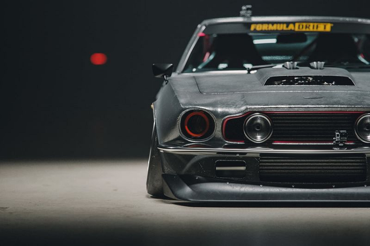 Chiếc Aston Martin V8 Vantage độ khủng trong bài thuộc những năm 1970, và mới được sửa đổi lại bởi một công ty tên Khyzyl Saleem.