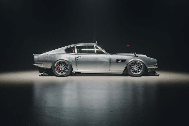 Điểm nhấn chính là hốc gió trung tâm trên mui xe, thiết kế hầm hố ở cả mặt tiền và đuôi, bộ mâm cổ điển cũng được sơn bạc và ống xả đặt bên hông.