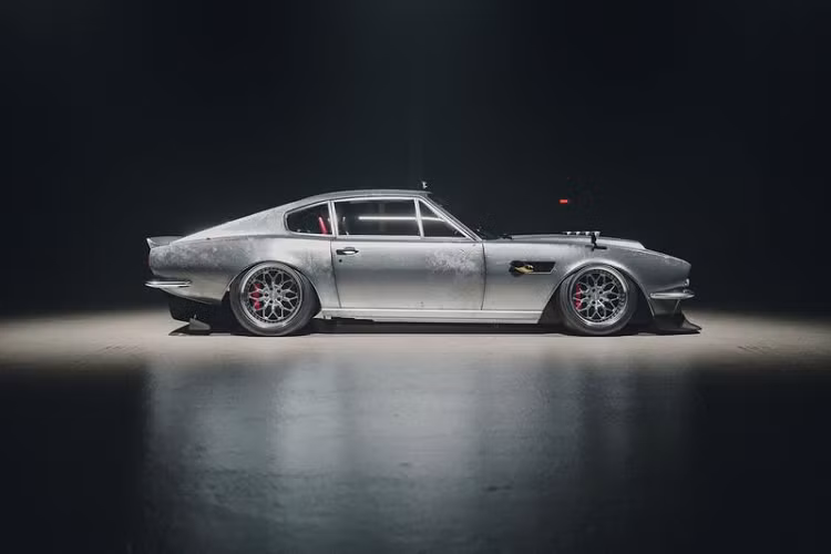 Điểm nhấn chính là hốc gió trung tâm trên mui xe, thiết kế hầm hố ở cả mặt tiền và đuôi, bộ mâm cổ điển cũng được sơn bạc và ống xả đặt bên hông.